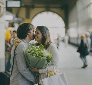 Couple avec fleurs
