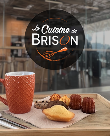 Une boisson chaude ou un petit four maison offert*